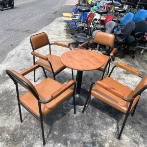 Bộ bàn ghế sắt có tay cầm bọc nệm tl02